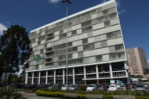 TJPR suspende inventário por ações paralelas envolvendo o espólio. Decisão destaca cautela na partilha e proteção a herdeiros e credores.